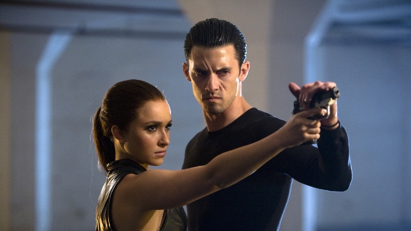 (左から)ヘイデン・パネッティーア、マイロ・ヴィンティミリア、『HEROES/ヒーローズ』より 写真:TCDHERO_EC275