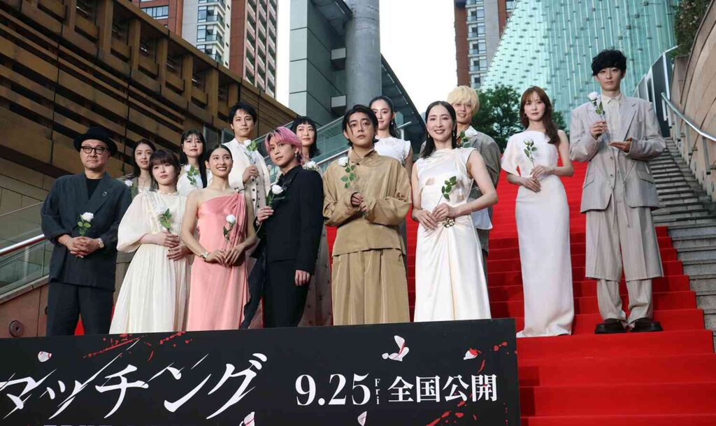 土屋太鳳&佐久間大介、『マッチング TRUE LOVE』に自信、(前列左から)内田英治監督、豊嶋花、土屋太鳳、佐久間大介、倉悠貴、真飛聖、(後列左から)花瀬琴音、冨手麻妙、伊島空、根矢涼香、瀧七海、塚田僚一、加藤史帆、濱正悟