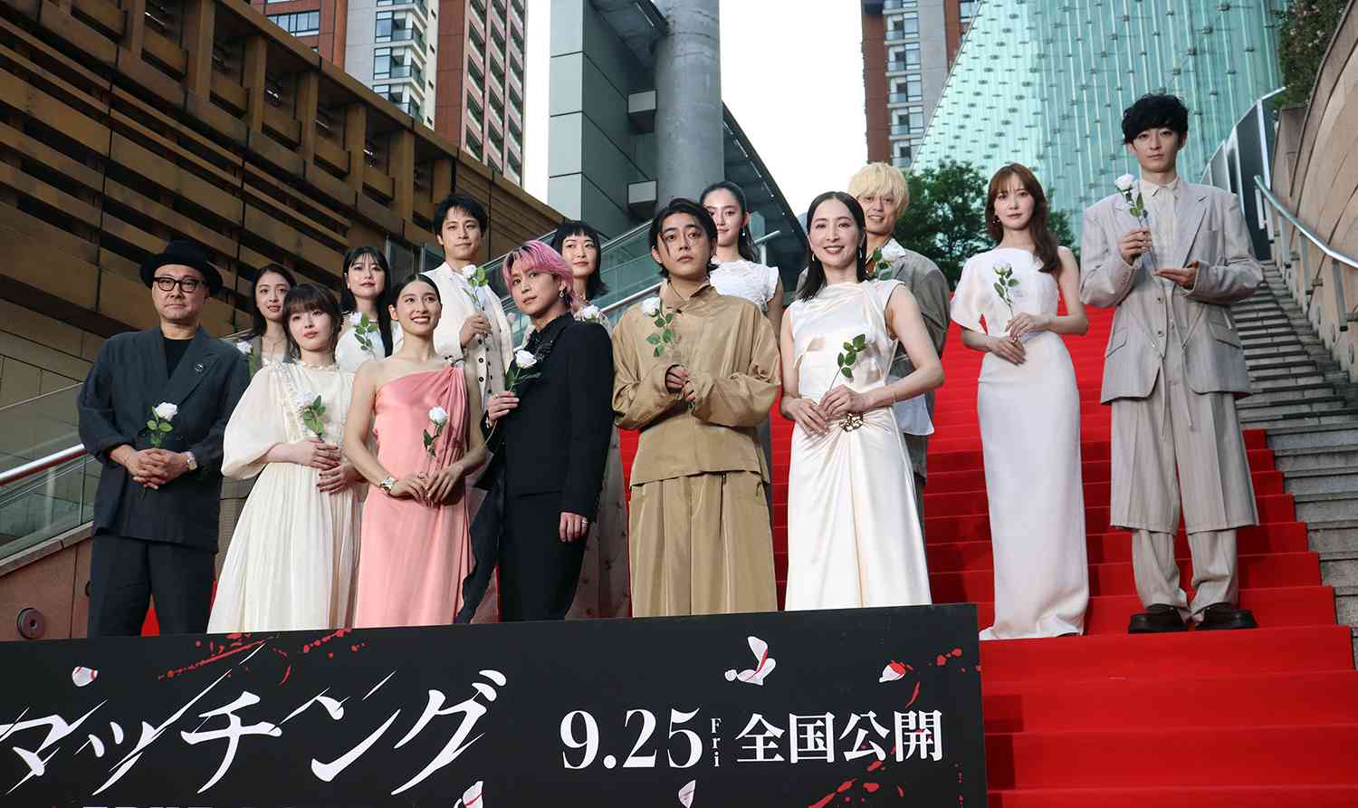 土屋太鳳＆佐久間大介、『マッチング TRUE LOVE』に自信、（前列左から）内田英治監督、豊嶋花、土屋太鳳、佐久間大介、倉悠貴、真飛聖、（後列左から）花瀬琴音、冨手麻妙、伊島空、根矢涼香、瀧七海、塚田僚一、加藤史帆、濱正悟