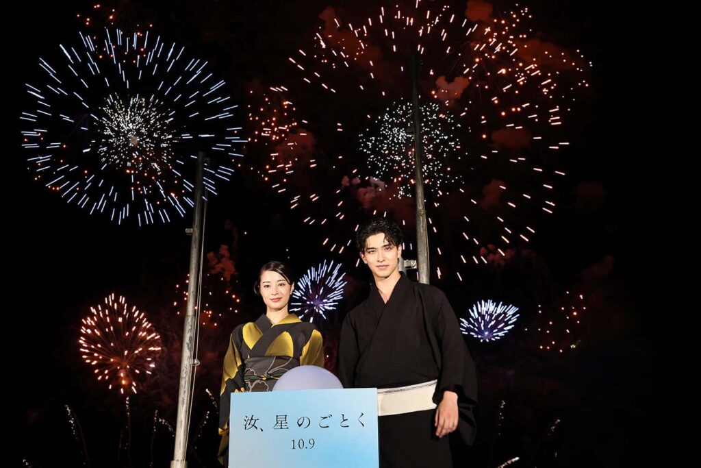 (左から)「おんまく花火大会」に登場した広瀬すず、横浜流星