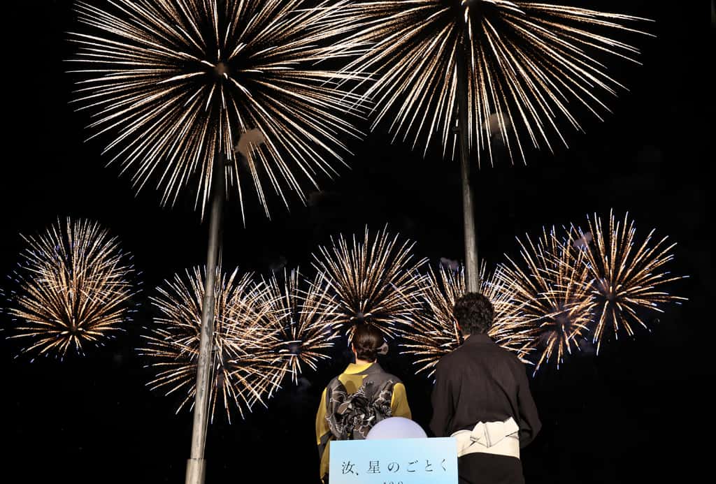 (左から)「おんまく花火大会」に登場した広瀬すず、横浜流星