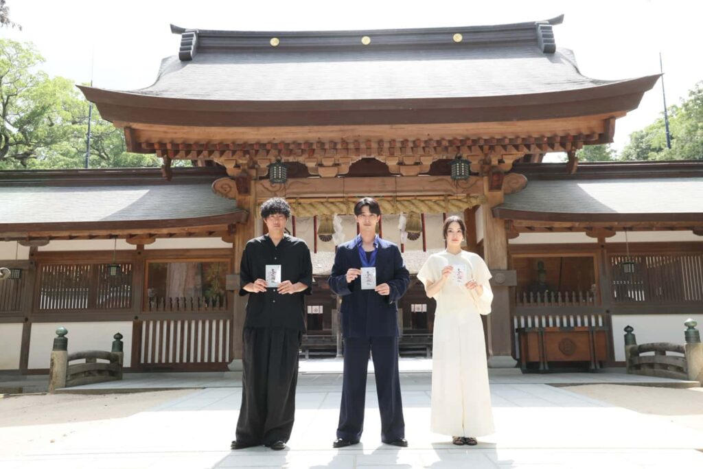 (左から)藤井道人監督、横浜流星、広瀬すず