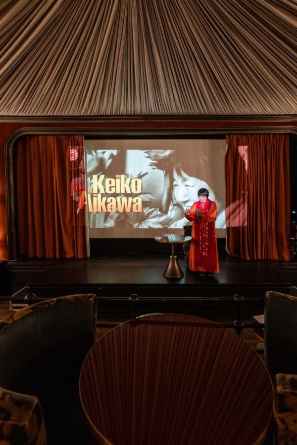 SOHO HOUSE PARISでのヨグマタ相川圭子 写真:Marilù Parisi