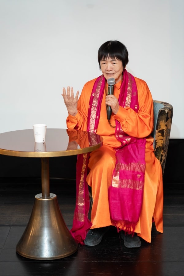 SOHO HOUSE PARISでのヨグマタ相川圭子 写真:Marilù Parisi