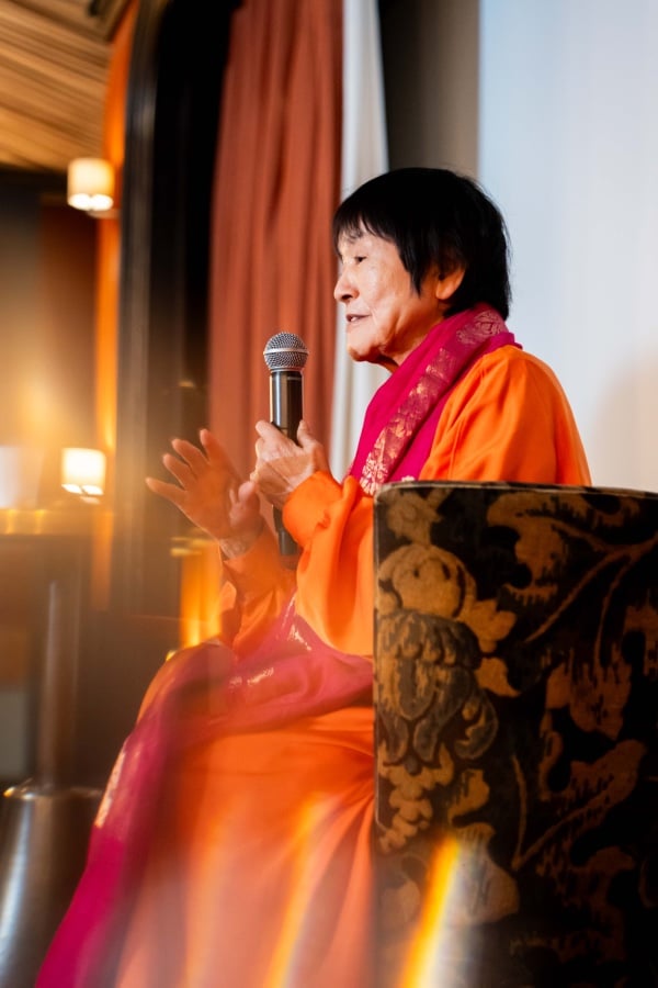 SOHO HOUSE PARISでのヨグマタ相川圭子 写真:Marilù Parisi