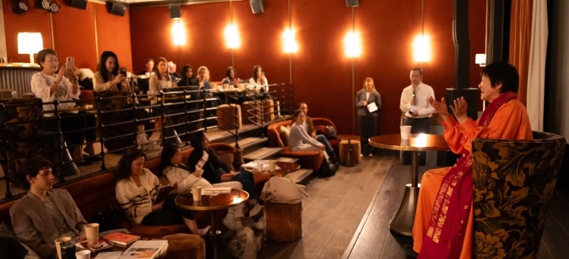 SOHO HOUSE PARISで講演会をおこなったヨグマタ相川圭子 写真:Marilù Parisi