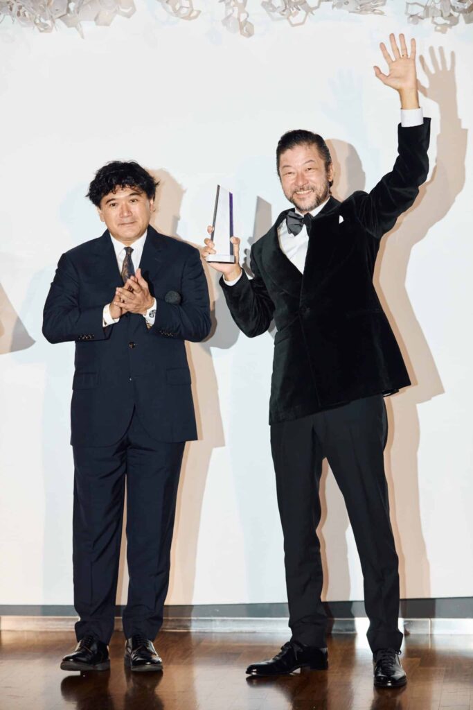 ハリウッド・リポーター・ジャパンの志賀司会長とトロフィーを持つ浅野忠信(2024年) 写真:The Hollywood Reporter Japan