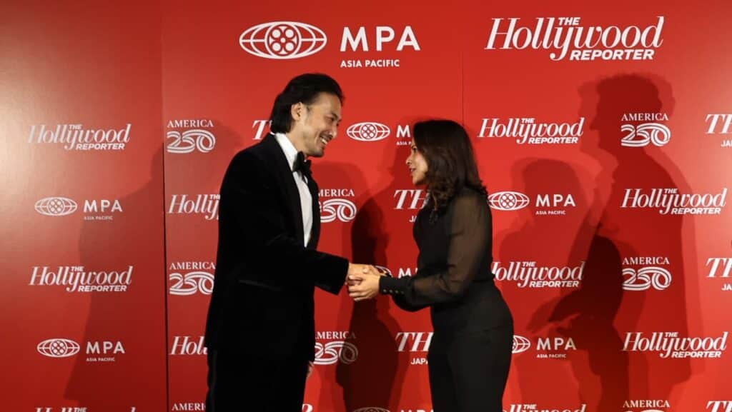 平岳大、MPAアジア太平洋地域代表兼マネージングディレクターのウルミラ・ヴェヌゴパラン(2025年) 写真:MPA
