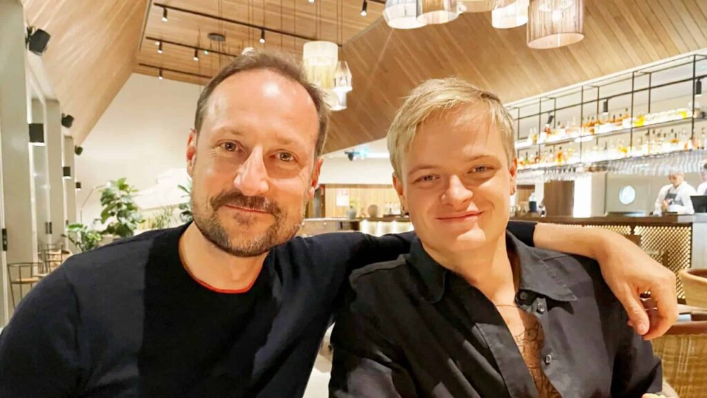 ノルウェー王妃の長男マリウス被告、前国王の国葬参列 「特別許可」に波紋も