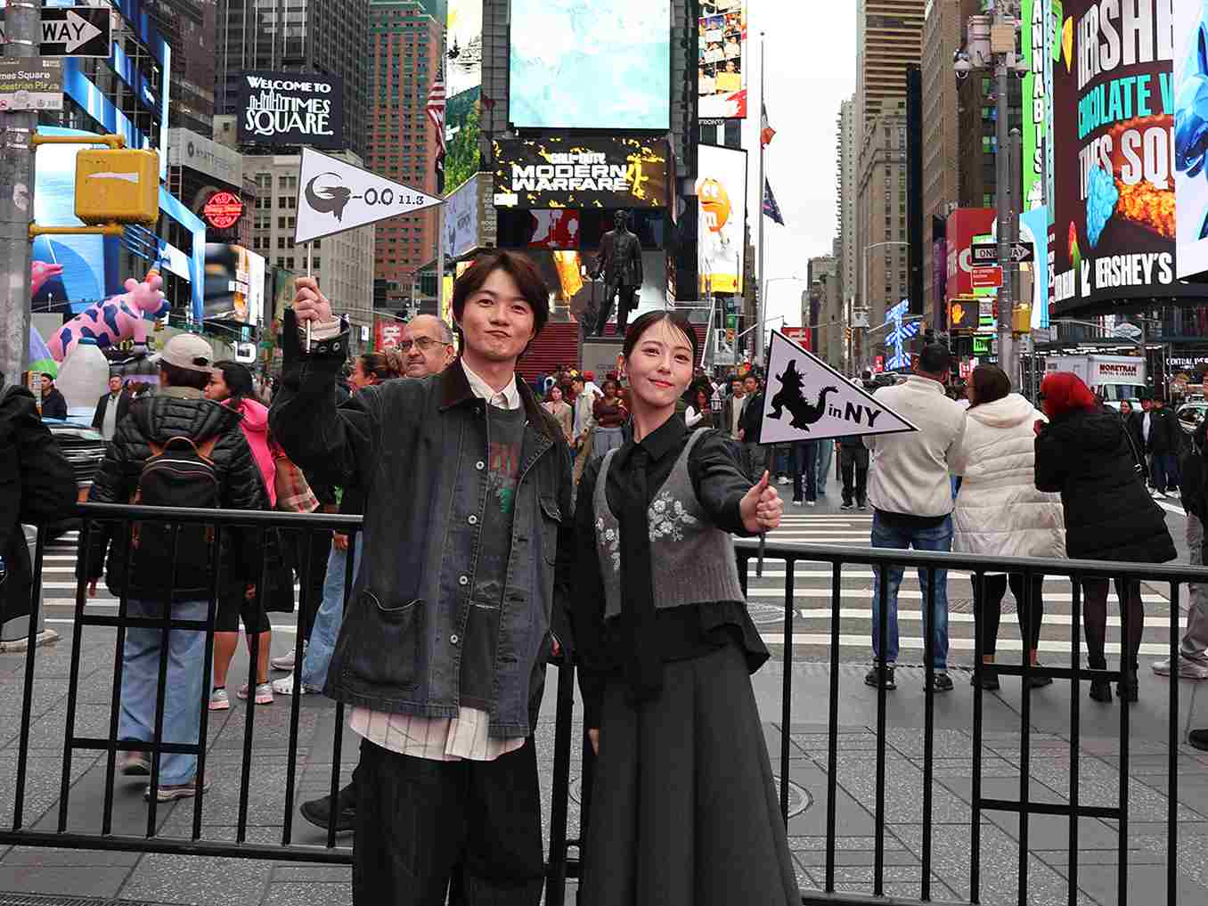 神木隆之介、浜辺美波、タイムズスクエアにて
