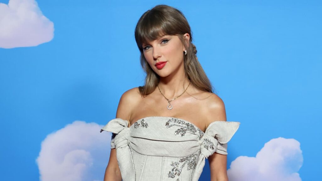 テイラー・スウィフト、エミー賞でコントに挑戦！愛猫も登場、名作ドラマの刑事と夢の共演