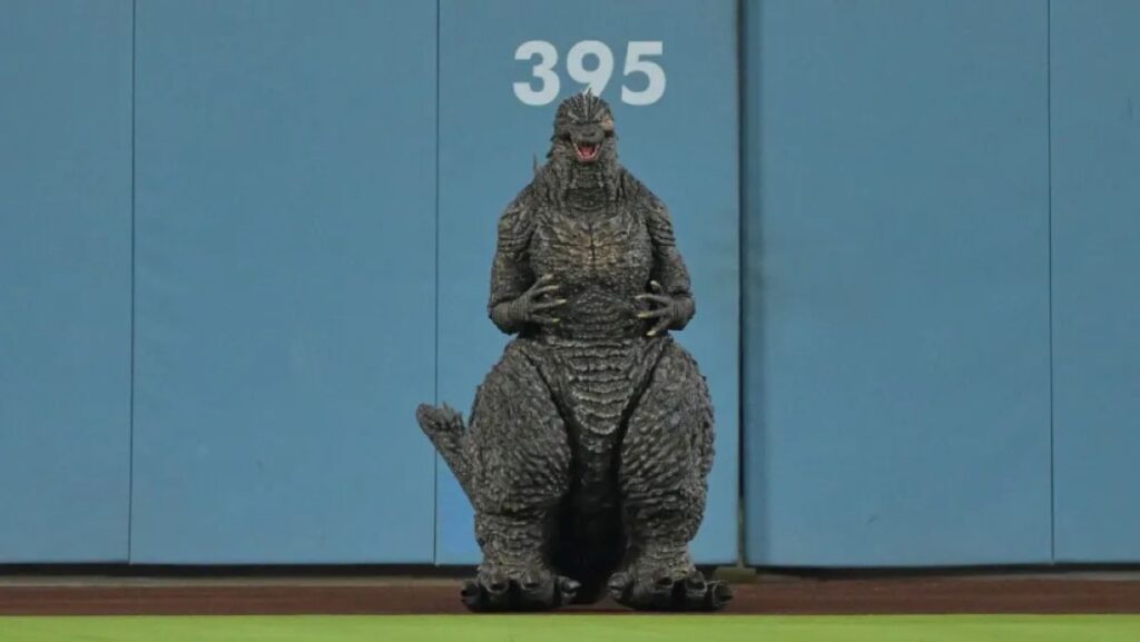 ドジャースタジアムに巨大ゴジラ！神木隆之介が始球式、『ゴジラ-0.0』特別イベントにファン熱狂