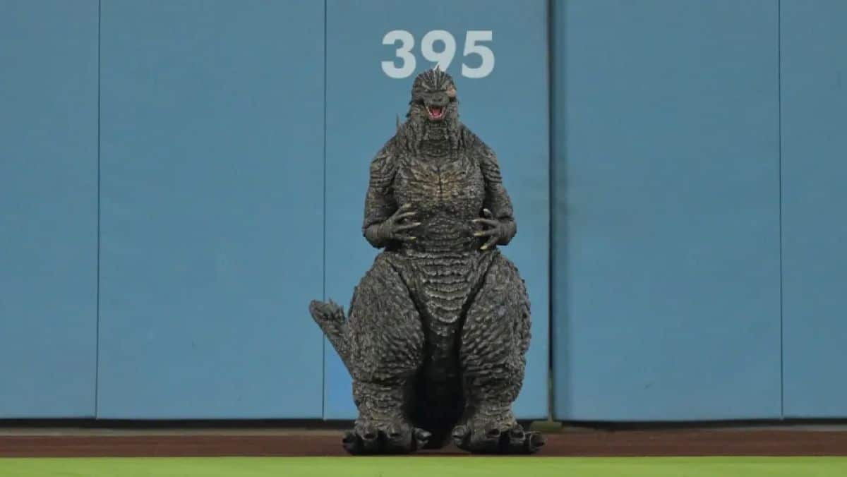 ドジャースタジアムに巨大ゴジラ！神木隆之介が始球式、『ゴジラ-0.0』特別イベントにファン熱狂