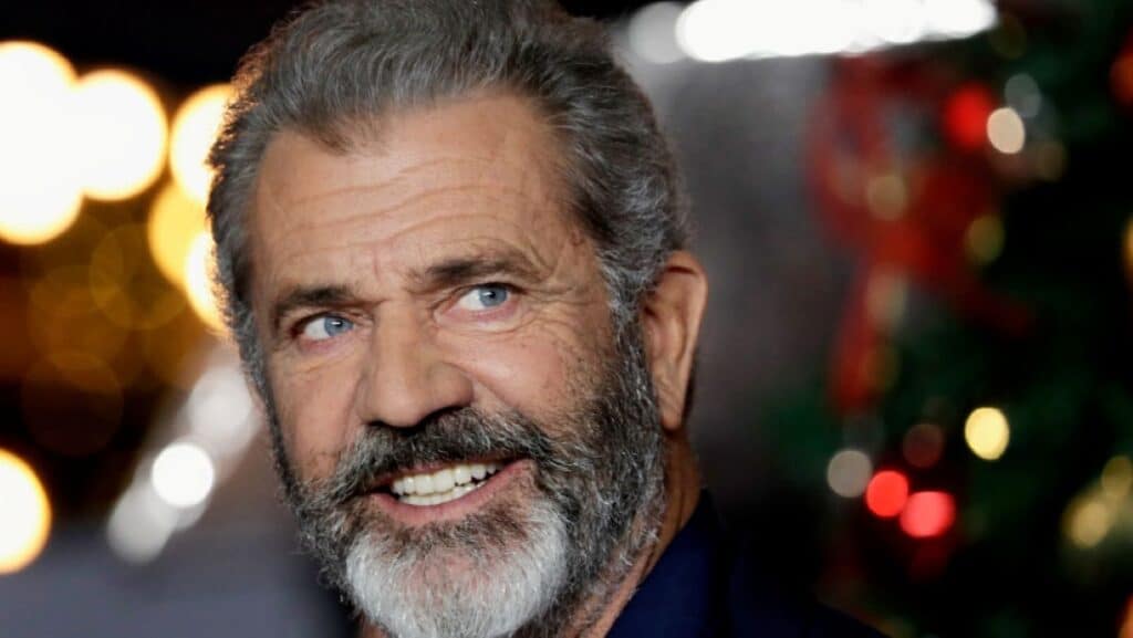 メル・ギブソン、手話ジェスチャーで炎上　ASL通訳者を揶揄？「悪意はなかった」と謝罪