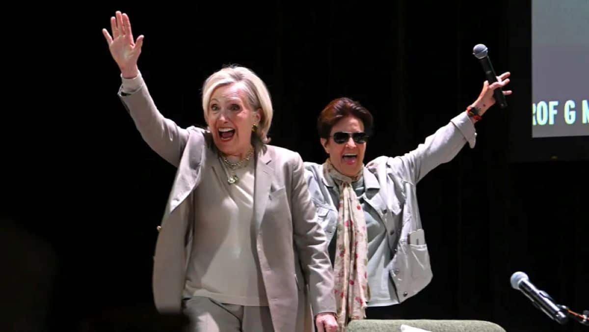 ヒラリー・クリントンが政治ポッドキャスト開始、カラ・スウィッシャーと米中間選挙を議論