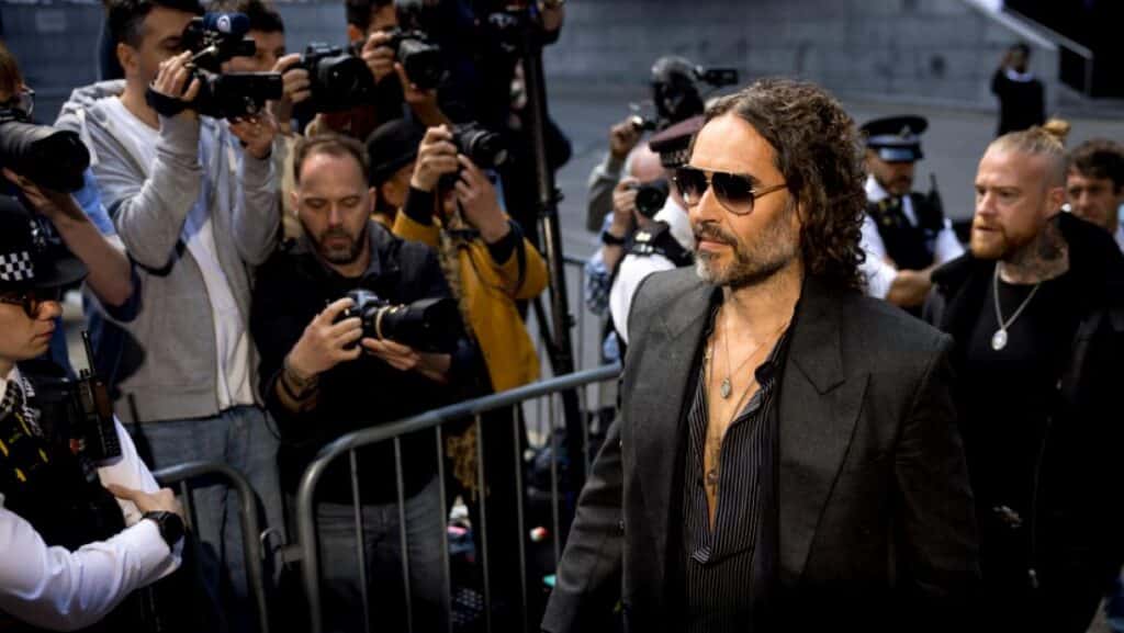 俳優ラッセル・ブランドの性犯罪裁判が開廷──検察は「冷酷で計算高い」と主張、本人は全面否認