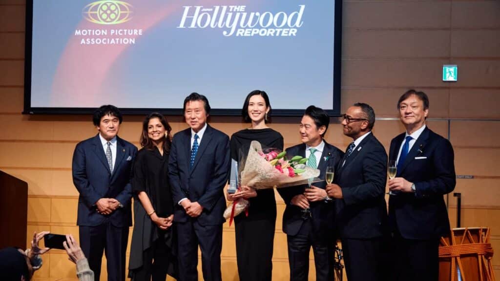 (左から)THRジャパン会長の志賀司氏、MPAアジア太平洋地域(APAC)プレジデント兼マネージング・ディレクターのウルミラ・ヴェヌゴパラン氏、東京国際映画祭フェスティバル・ディレクターの久松猛朗氏、岡本多緒氏、山下貴司法務大臣、米国大使館のアーロン・D・スナイプ首席公使、堀井巌外務副大臣
