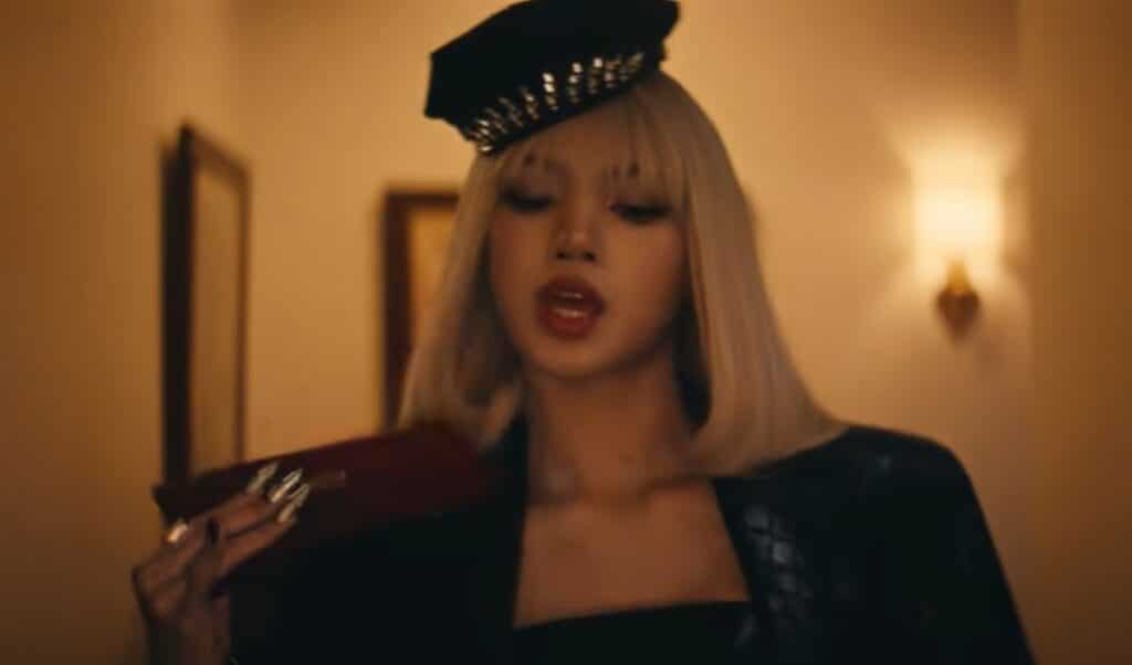 BLACKPINKリサ、タランティーノ監督に捧げる新曲「Tarantino」MV公開！『キル・ビル』『デス・プルーフ』へのオマージュも