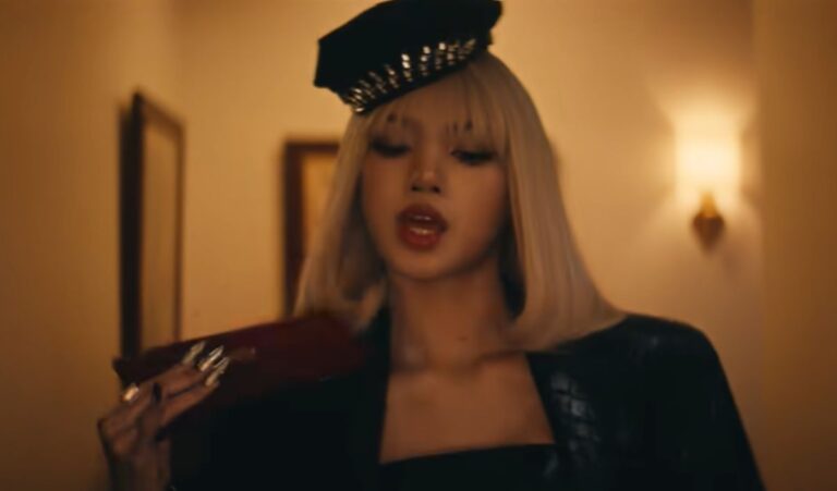 BLACKPINKリサ、タランティーノ監督に捧げる新曲「Tarantino」MV公開！『キル・ビル』『デス・プルーフ』へのオマージュも